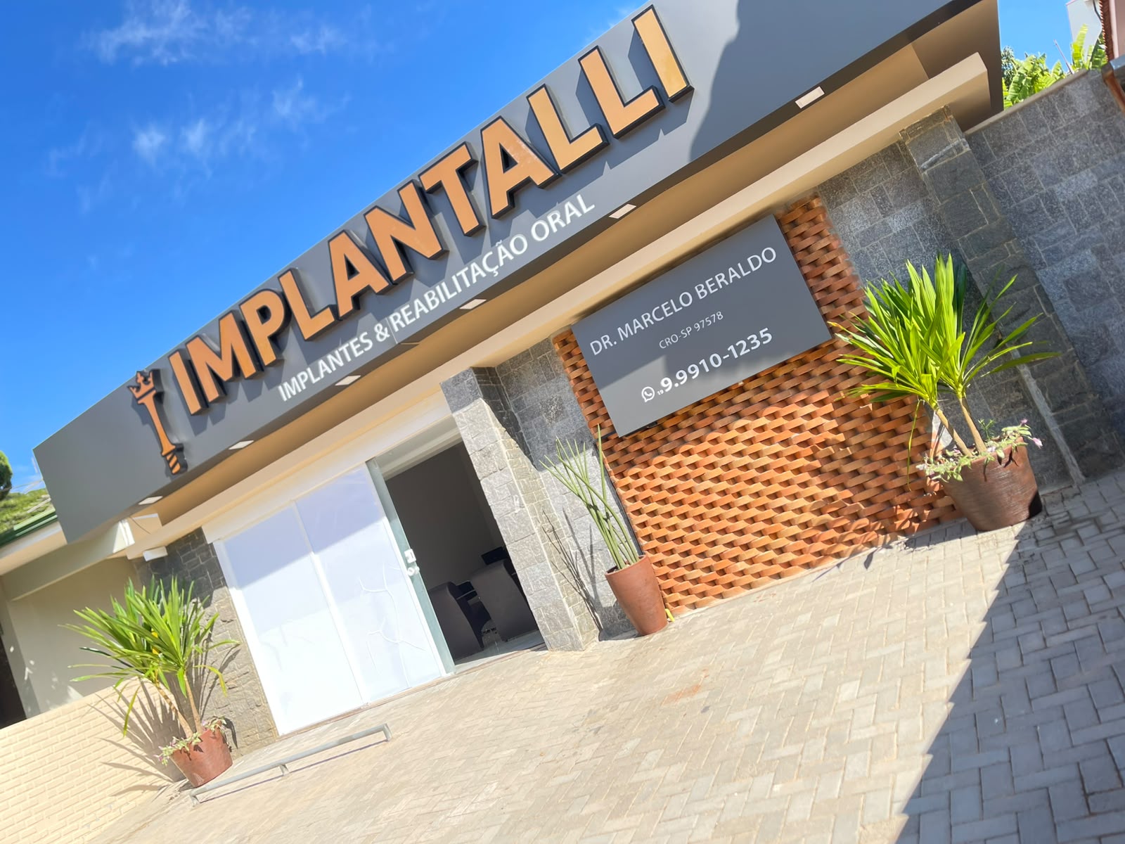 Fachada da clínica Implantalli Odontologia em Valinhos/SP